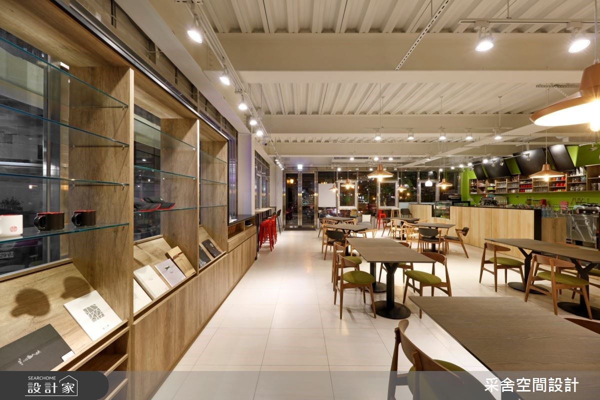 空間寬敞的 53 坪餐廳,運用木質包覆牆面,讓溫暖氣息