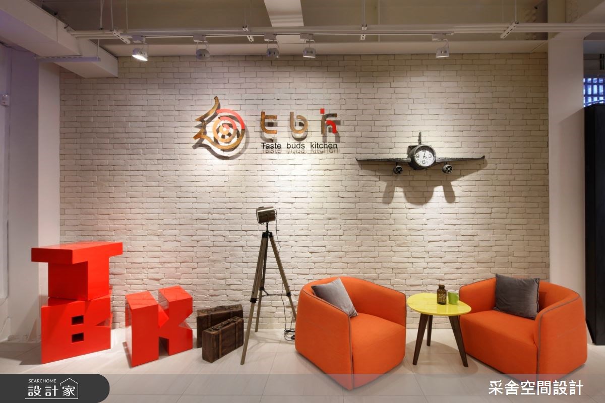 空間寬敞的 53 坪餐廳,運用木質包覆牆面,讓溫暖氣息