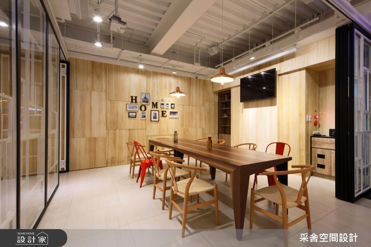 空間寬敞的 53 坪餐廳,運用木質包覆牆面,讓溫暖氣息