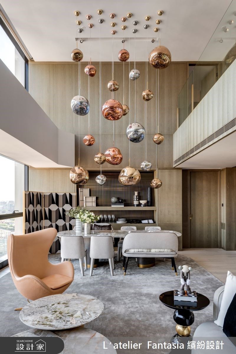 英國鬼才 Tom Dixon 設計的燈具,仰賴室內設計師在現場調整高度,才能製造出猶如大珠小珠落玉盤的錯落層次感。 英國鬼才 Tom Dixon 設計的燈具,仰賴室內設計師在現場調整高度,才能製造出猶如大珠小珠落玉盤的錯落層次感。