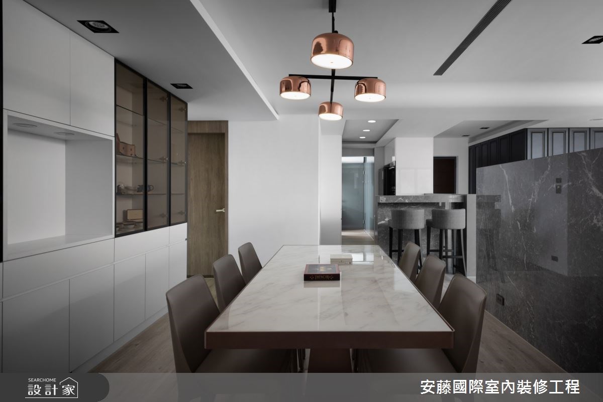公領域內,以溫潤木地板鋪陳,對比俐落線性的沙發背牆