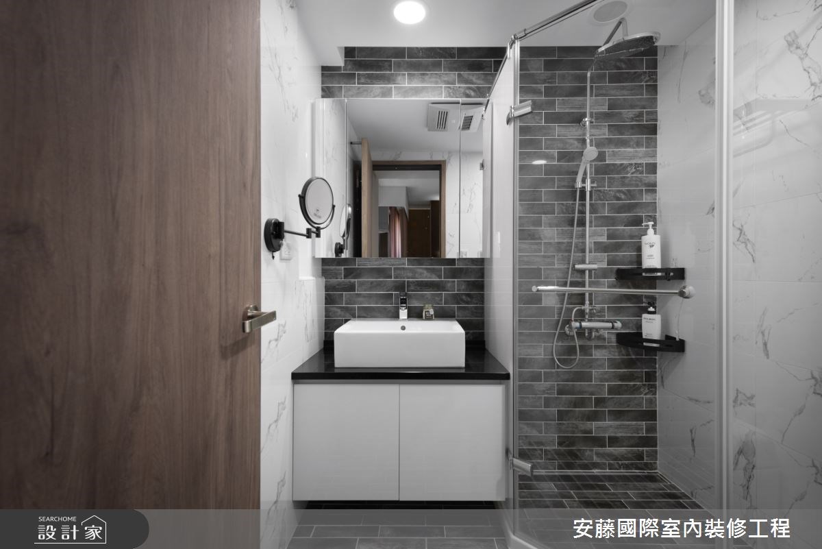 公領域內,以溫潤木地板鋪陳,對比俐落線性的沙發背牆