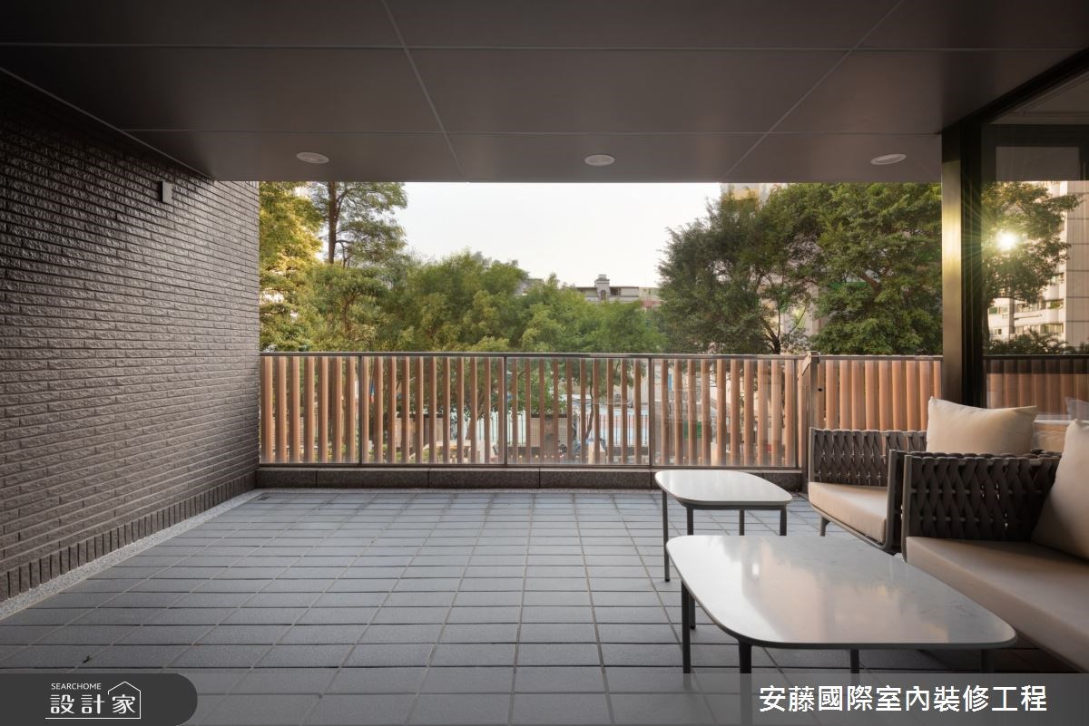 公領域內,以溫潤木地板鋪陳,對比俐落線性的沙發背牆