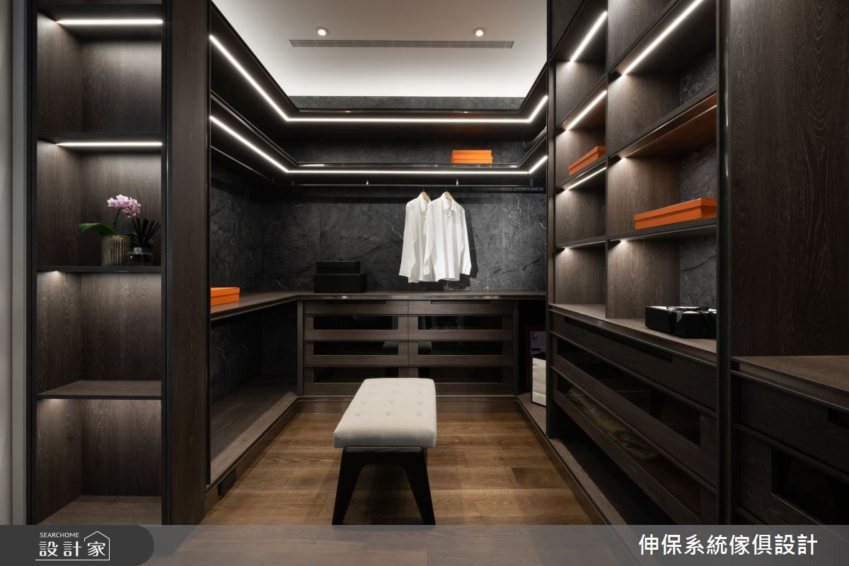 臥房以國際飯店總統套房的規格,透過大理石板材圍塑半高電視牆造型,營造新古典氛圍,並結合床頭背牆來配置空間感與生活溫度。更衣室定位於義大利精品感的概念,設計師大量運用玫瑰金屬板來展現空間的氣勢,同時留出天花,體現空間高度與細膩的分割線條,成就令人驚豔的視覺美感。 臥房以國際飯店總統套房的規格,透過大理石板材圍塑半高電視牆造型,營造新古典氛圍,並結合床頭背牆來配置空間感與生活溫度。更衣室定位於義大利精品感的概念,設計師大量運用玫瑰金屬板來展現空間的氣勢,同時留出天花,體現空間高度與細膩的分割線條,成就令人驚豔的視覺美感。