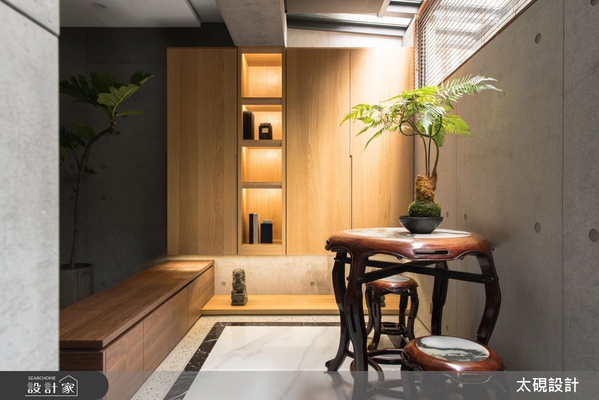 位於小巷內的 40 年老屋,由於和鄰屋的棟距過近,加上