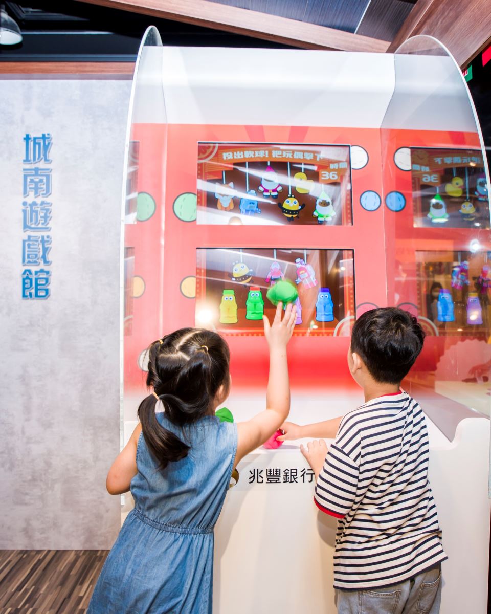 沙包打標機數位化,很適合孩子盡情投擲、大大放電。 沙包打標機數位化,很適合孩子盡情投擲、大大放電。