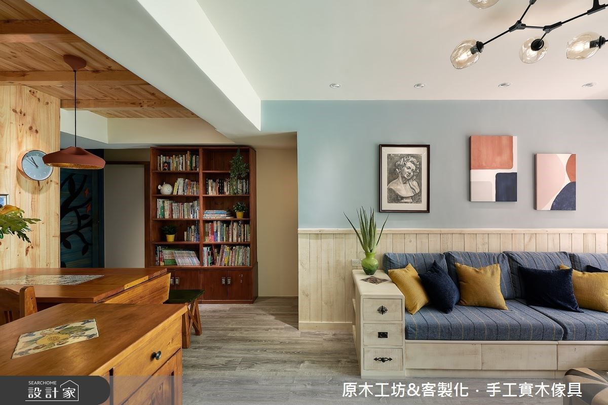 白色、藍色交織的客廳區域,擺放上訂製的原木沙發,讓陽光恣意徜徉其中,成為全家人都愛久待之處。 白色、藍色交織的客廳區域,擺放上訂製的原木沙發,讓陽光恣意徜徉其中,成為全家人都愛久待之處。