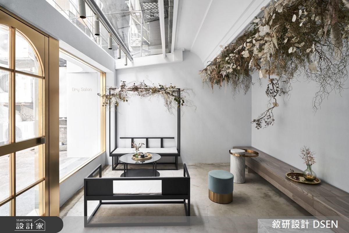 以現代風格的方式詮釋古典元素,大量留白、簡約結構的材質安排,搭配金屬細節、乾燥花的妝點,小巧的店內空間洋溢著溫馨、浪漫的氣質氛圍。 以現代風格的方式詮釋古典元素,大量留白、簡約結構的材質安排,搭配金屬細節、乾燥花的妝點,小巧的店內空間洋溢著溫馨、浪漫的氣質氛圍。