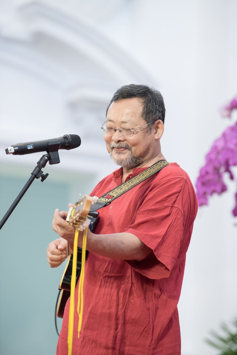 「端午謝平安 藝文大匯演」陳明章老師演唱《阮最愛的玫瑰花》熱鬧開場。 「端午謝平安 藝文大匯演」陳明章老師演唱《阮最愛的玫瑰花》熱鬧開場。