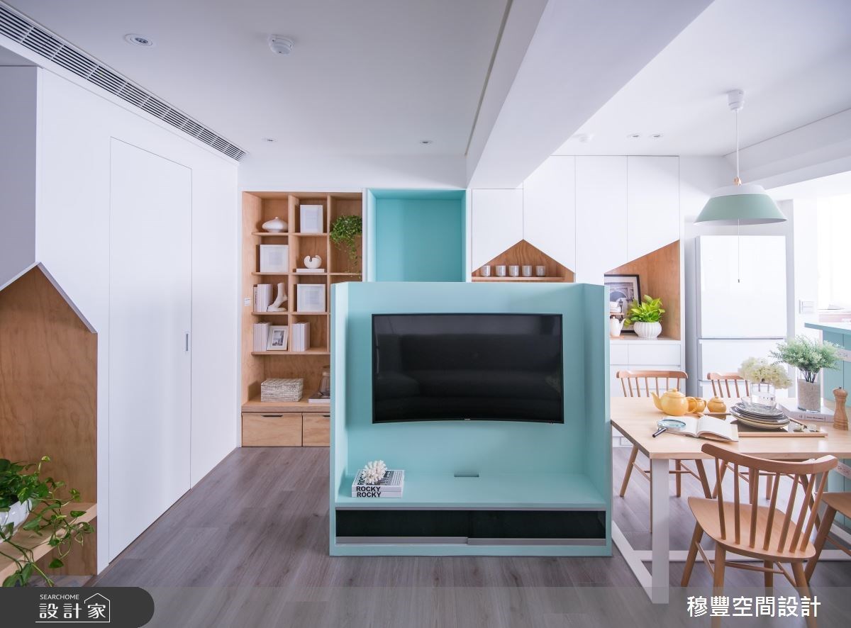 空間不大的客廳區用一遍半高電視牆就劃分出前往餐廚空間的走道。 空間不大的客廳區用一遍半高電視牆就劃分出前往餐廚空間的走道。
