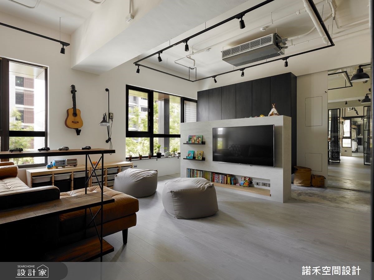 25 坪現代風住宅半高電視牆結合強大的收納機能,正面擺放故事書與DVD,背面則拿來懸吊帽子、背包等生活用品。 25 坪現代風住宅半高電視牆結合強大的收納機能,正面擺放故事書與DVD,背面則拿來懸吊帽子、背包等生活用品。