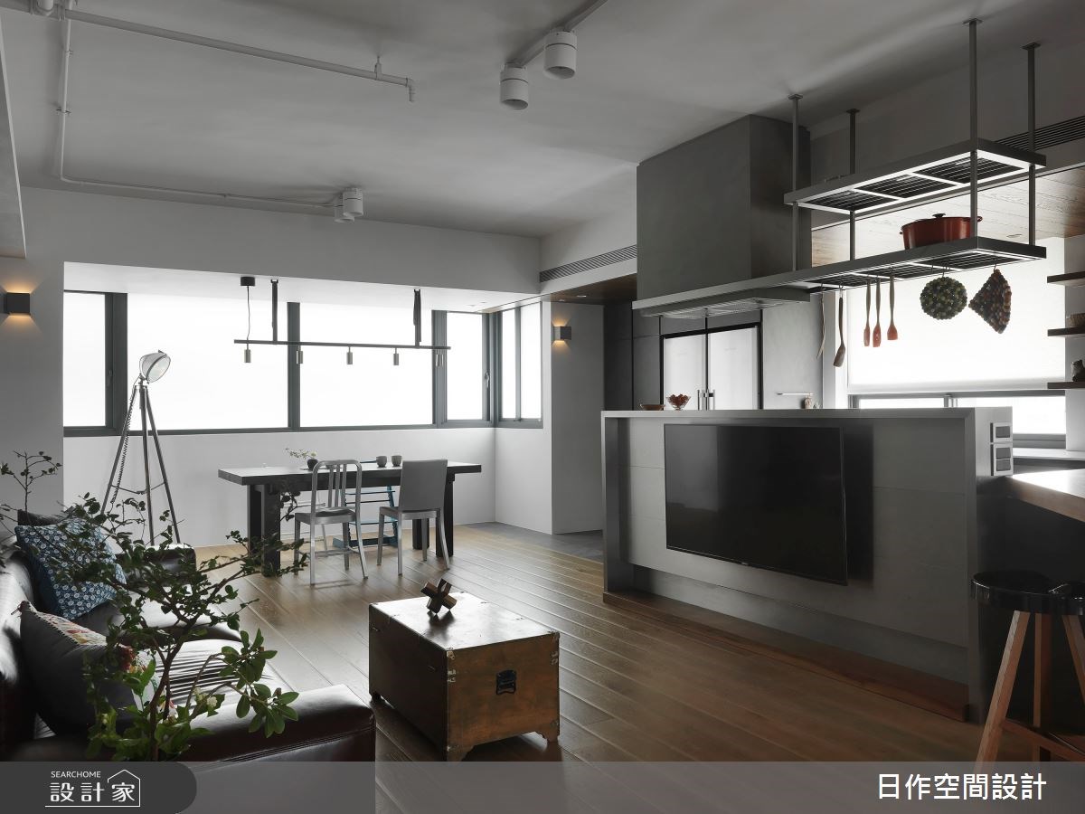 在半高電視牆的後方延伸出機能完備的料理台面,從雙口瓦斯爐到洗碗槽一應俱全。 在半高電視牆的後方延伸出機能完備的料理台面,從雙口瓦斯爐到洗碗槽一應俱全。