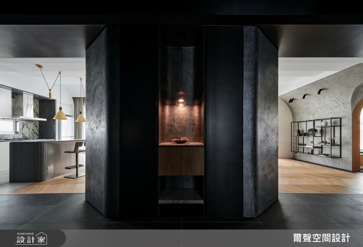 Chiaroscuro 在義大利語中代表「明和暗」,其衍生的明