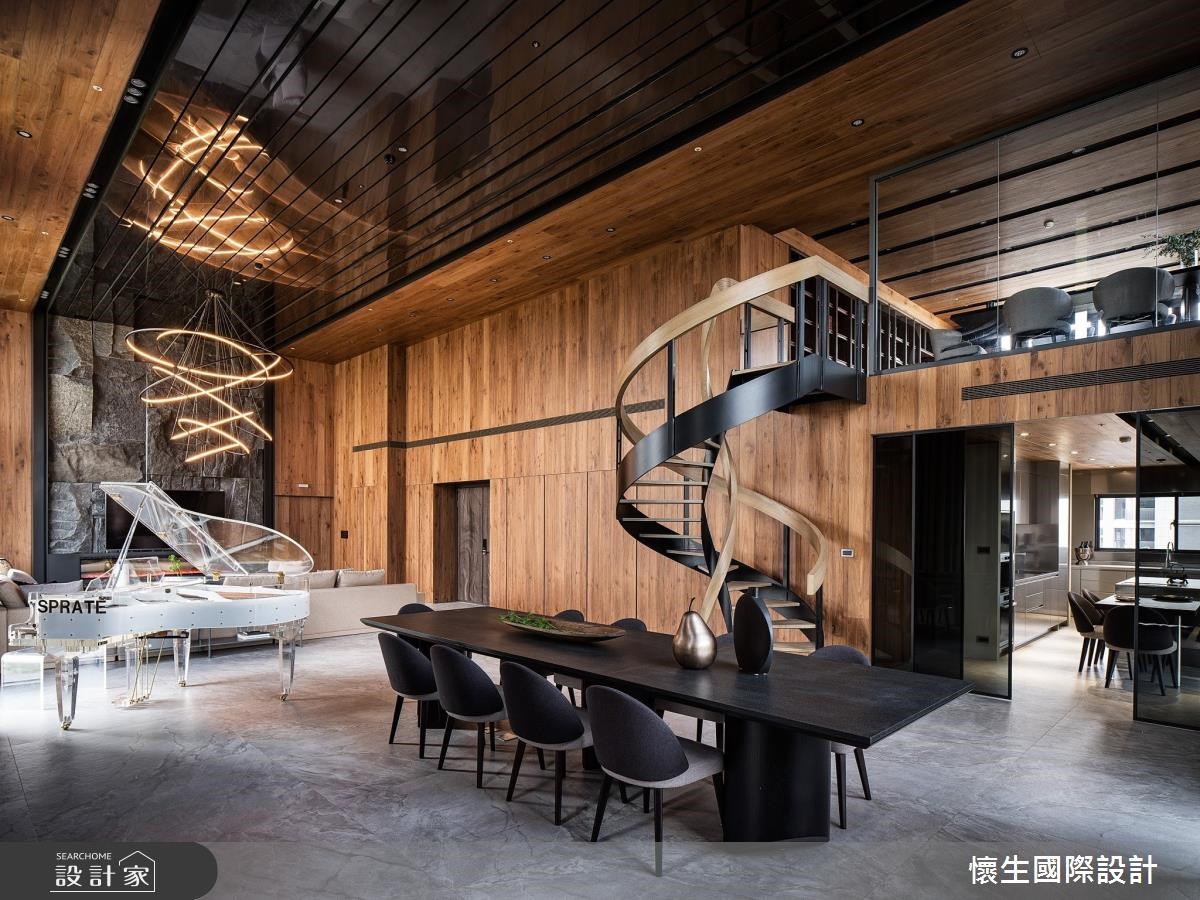 身為跨國企業家的屋主將這間 200 坪的頂樓景觀豪宅,