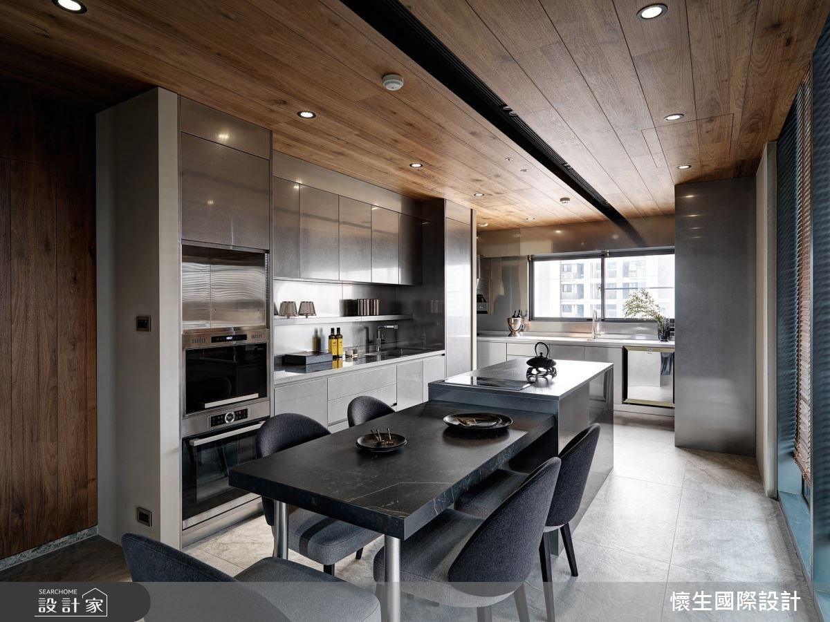 身為跨國企業家的屋主將這間 200 坪的頂樓景觀豪宅,