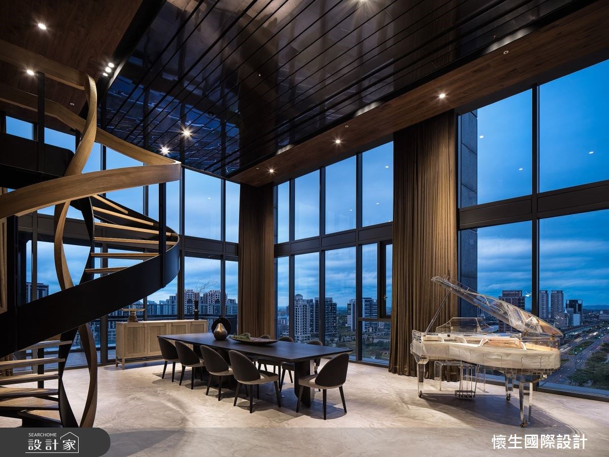身為跨國企業家的屋主將這間 200 坪的頂樓景觀豪宅,