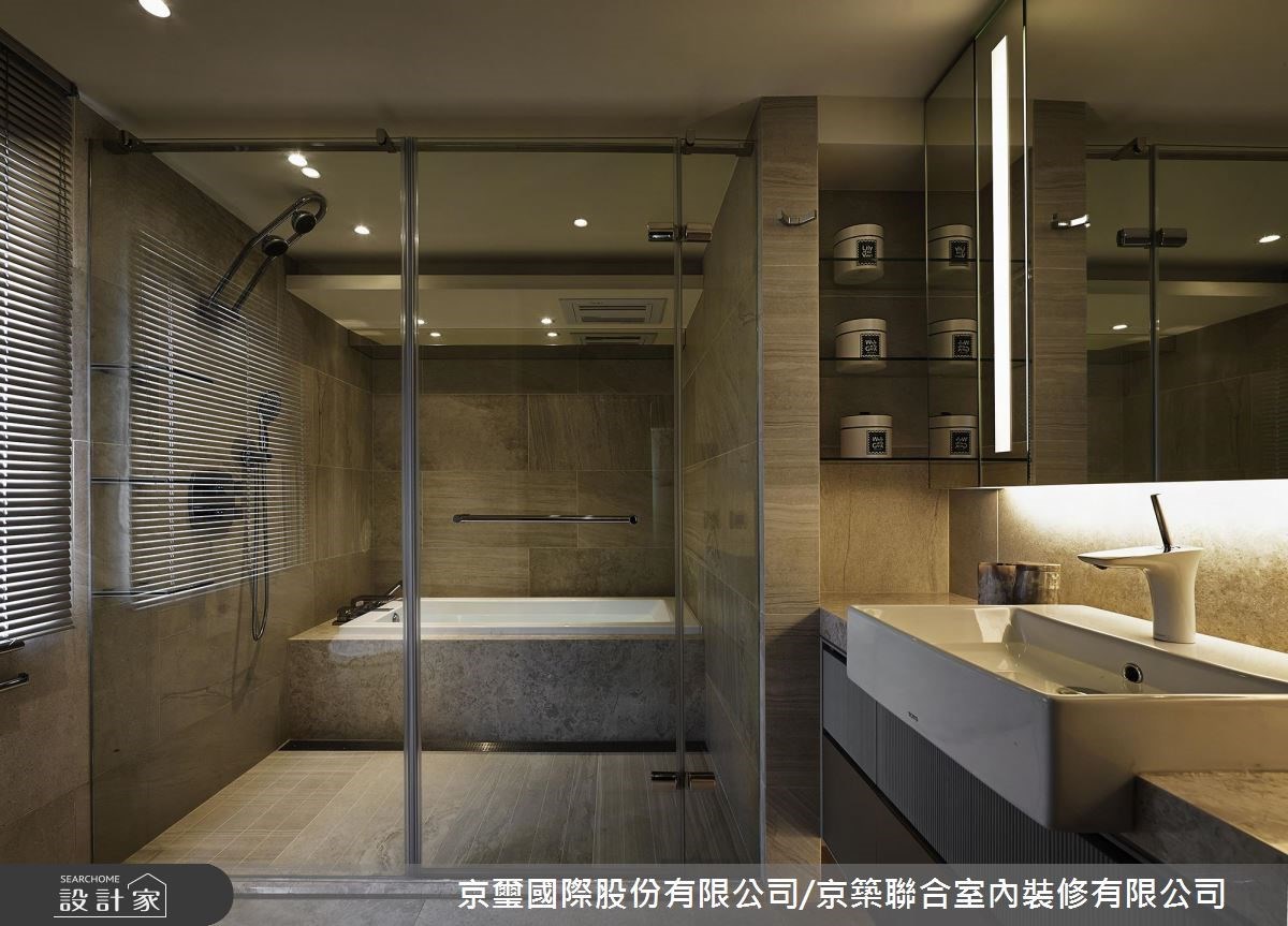 將老舊空間重新整頓後,借用灰階的質樸以及自然建材的