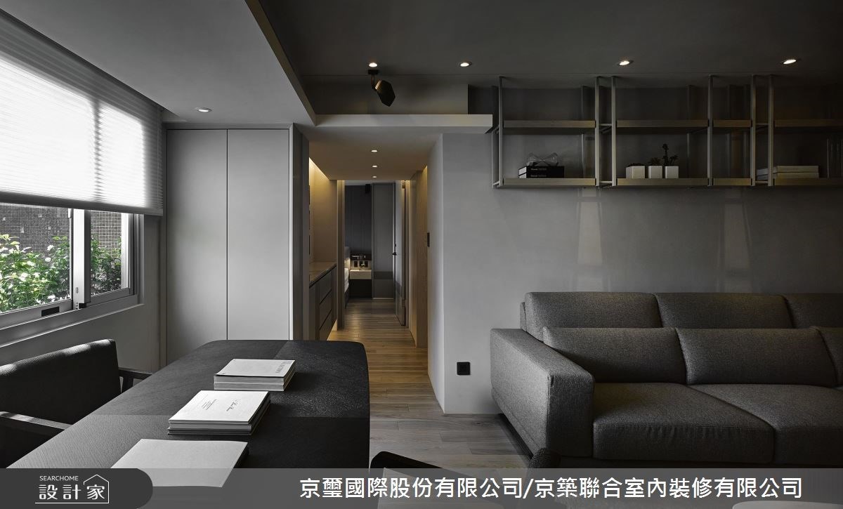 將老舊空間重新整頓後,借用灰階的質樸以及自然建材的