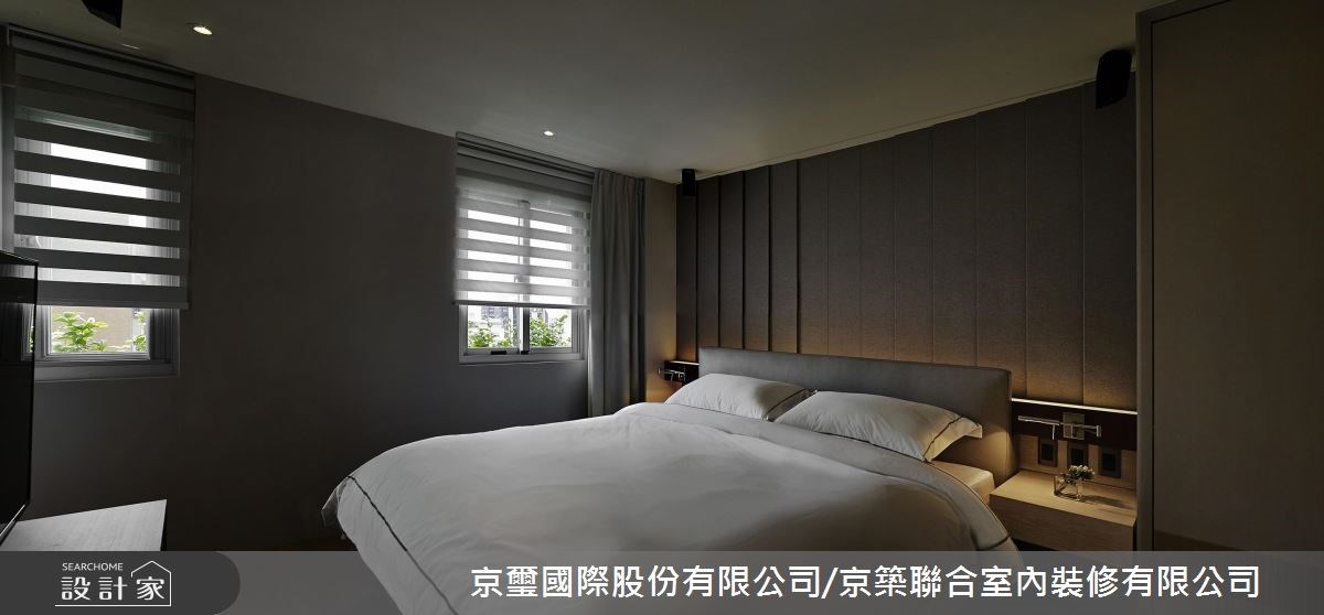 將老舊空間重新整頓後,借用灰階的質樸以及自然建材的