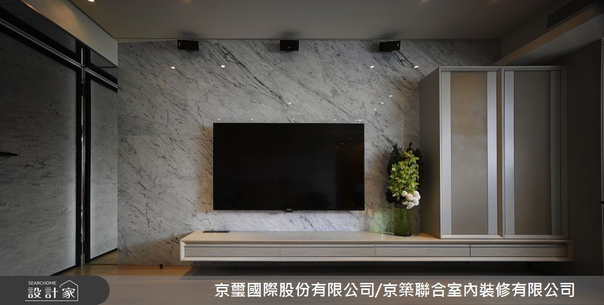 將老舊空間重新整頓後,借用灰階的質樸以及自然建材的