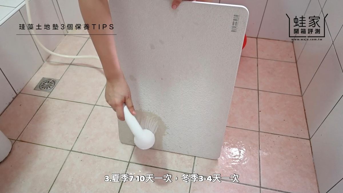 近年來,「珪藻土地墊」成為熱門的居家商品,因為調節