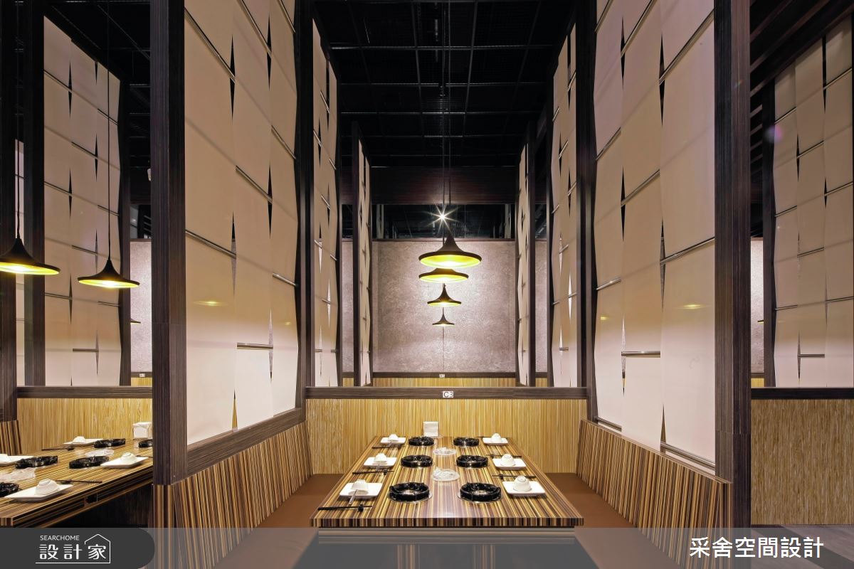 70 坪商業空間,引用日式禪風作為主要風格,透過格柵