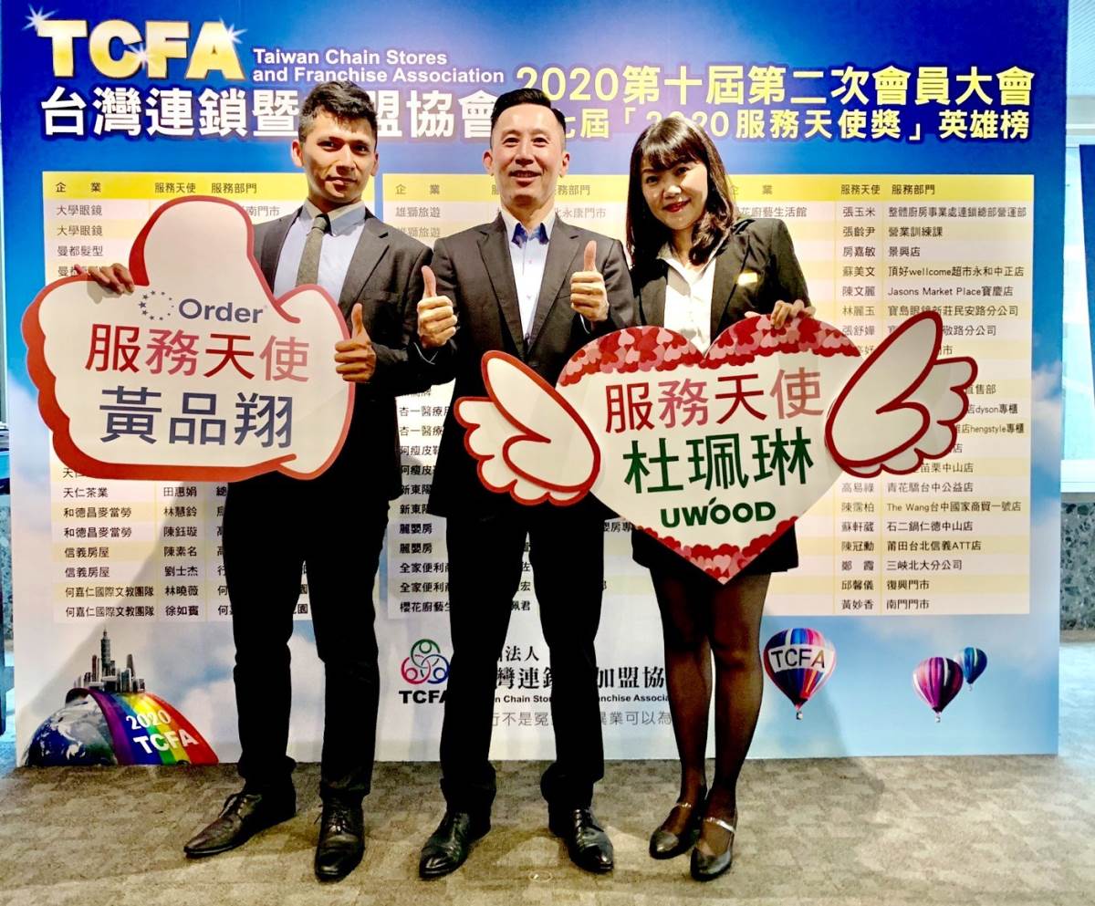 歐德集團馬國慶副董事長(中)祝賀歐德傢俱黃品翔(左一)、優渥實木杜珮琳(右一)獲服務天使獎。 歐德集團馬國慶副董事長(中)祝賀歐德傢俱黃品翔(左一)、優渥實木杜珮琳(右一)獲服務天使獎。