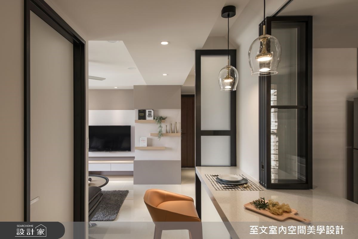 面對 19 坪新居,設計師重新規劃廚房時以中島取代餐桌外,上方配置單側收折的玻璃折疊門隔絕炒菜的油煙又節省空間。 面對 19 坪新居,設計師重新規劃廚房時以中島取代餐桌外,上方配置單側收折的玻璃折疊門隔絕炒菜的油煙又節省空間。