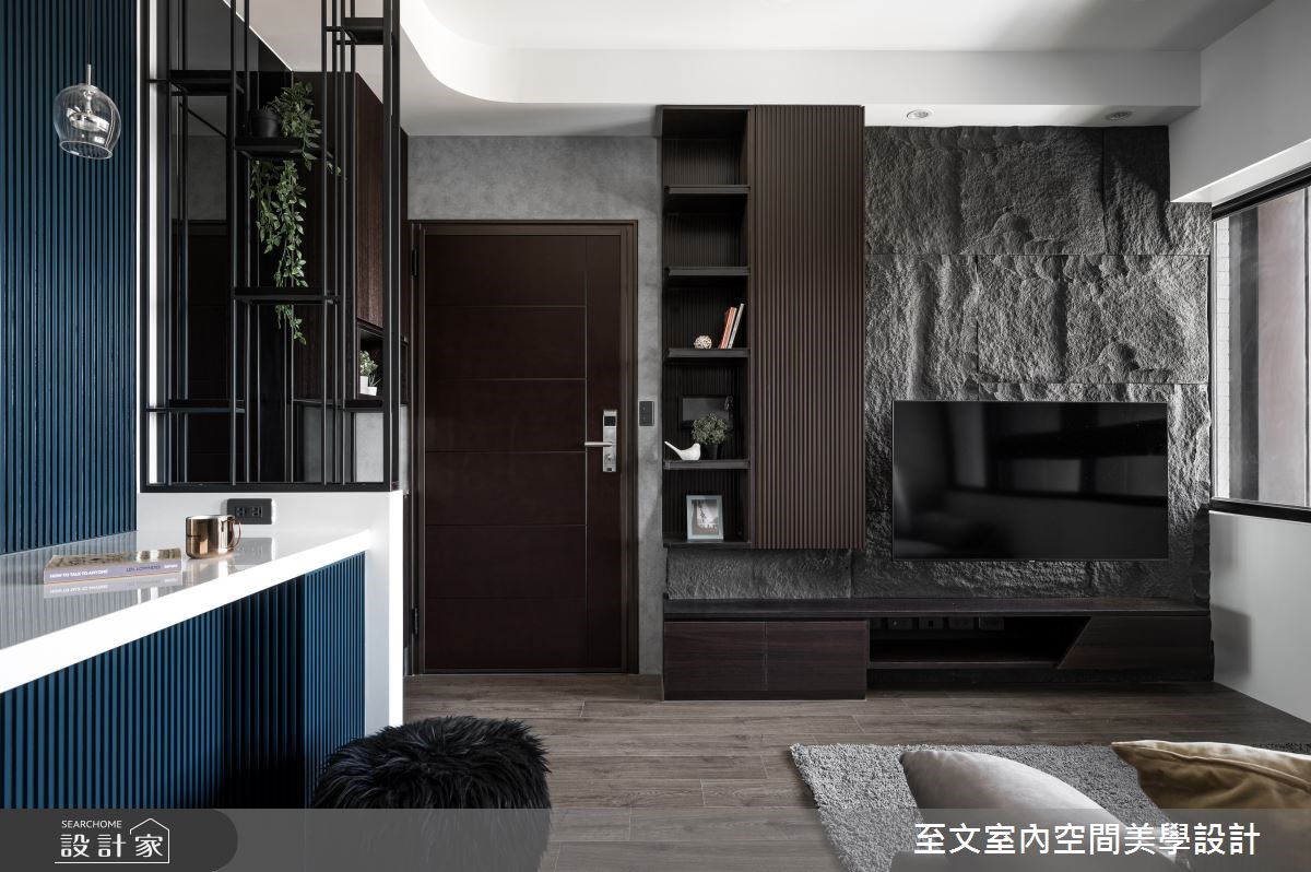 身為 SOHO 族的年輕夫妻,跟狗狗一同入住這間 14.5 坪