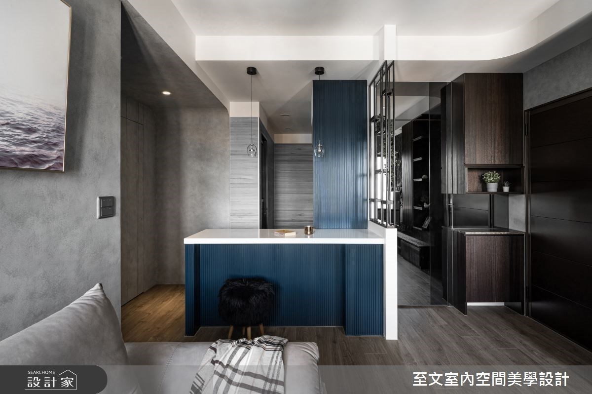 身為 SOHO 族的年輕夫妻,跟狗狗一同入住這間 14.5 坪