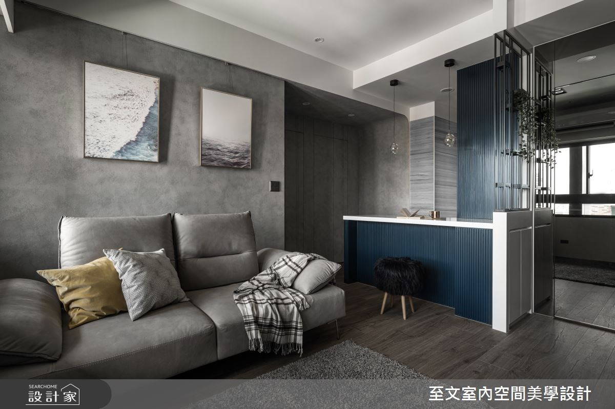 身為 SOHO 族的年輕夫妻,跟狗狗一同入住這間 14.5 坪