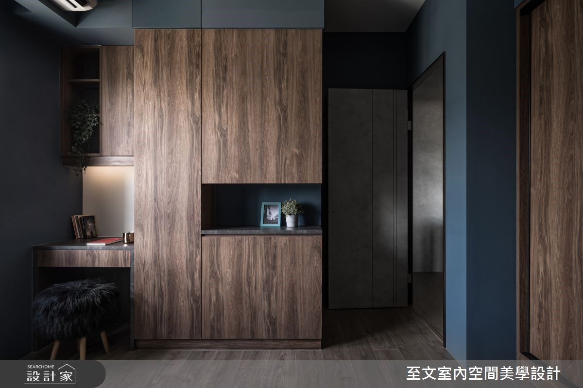 身為 SOHO 族的年輕夫妻,跟狗狗一同入住這間 14.5 坪