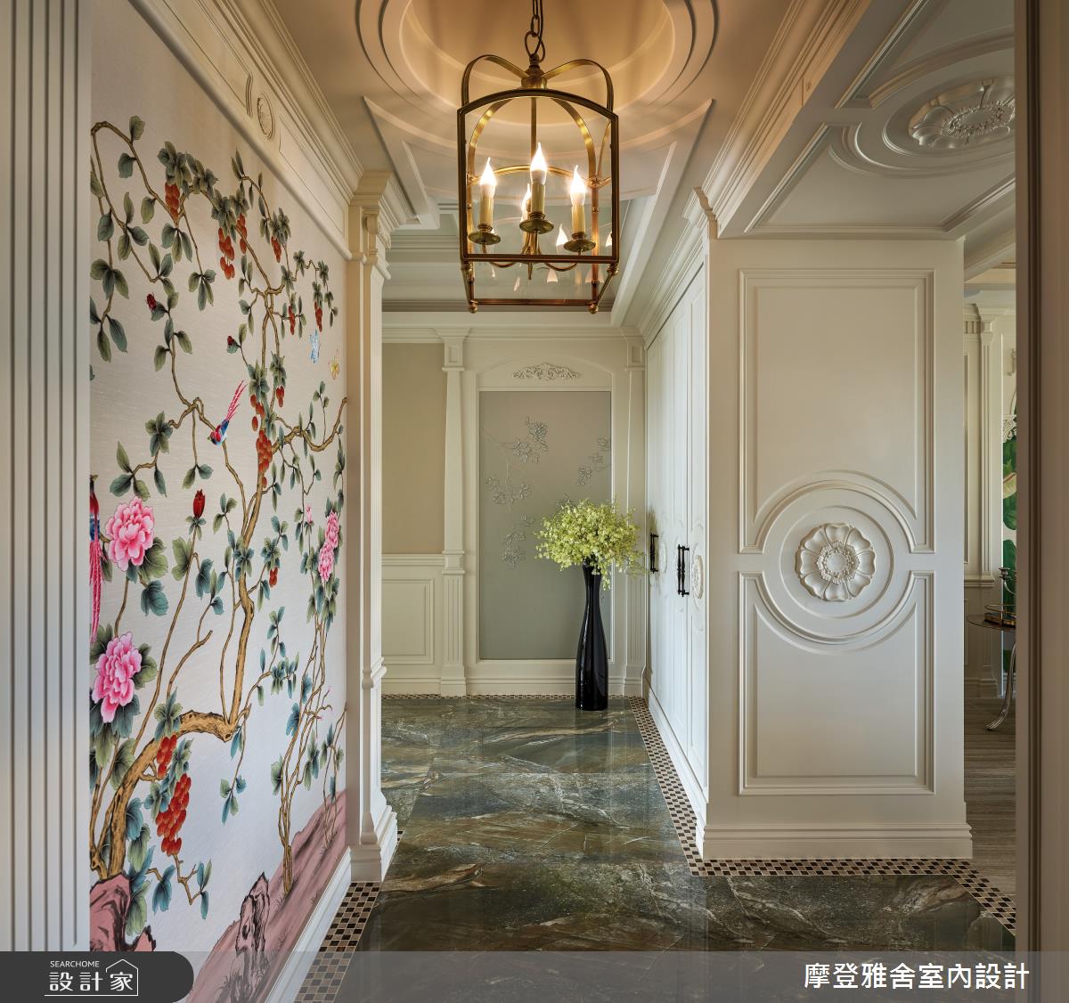 雙玄關壁面以手繪壁布、皮雕鋪陳,展現低奢且繽紛的入門端景。 雙玄關壁面以手繪壁布、皮雕鋪陳,展現低奢且繽紛的入門端景。