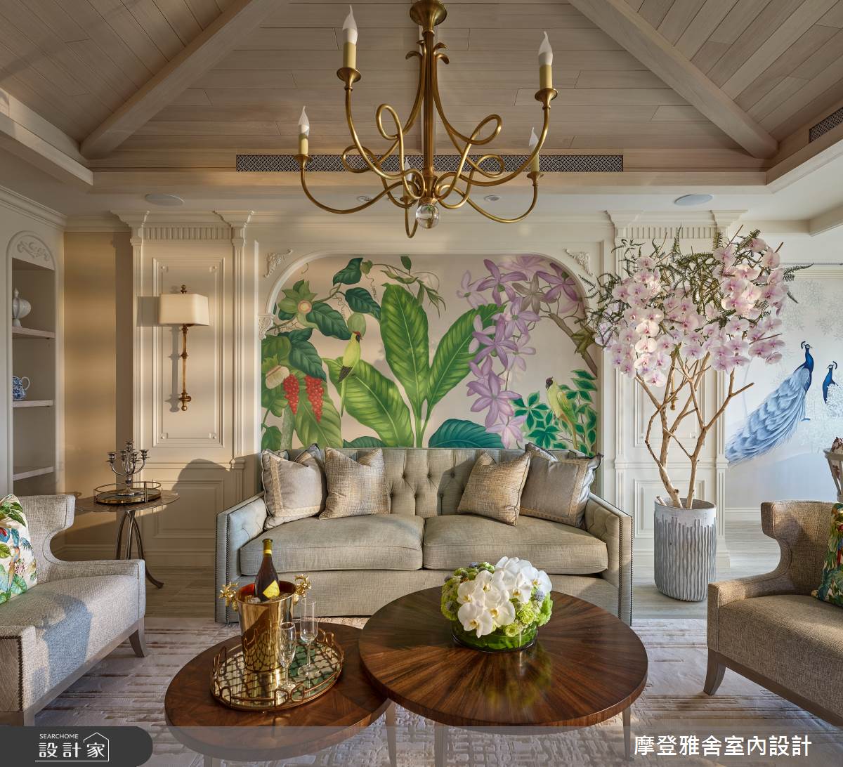 沙發背牆壁紙以大面花卉、葉瓣,精湛描繪鄉村豪宅的度假風情。 沙發背牆壁紙以大面花卉、葉瓣,精湛描繪鄉村豪宅的度假風情。
