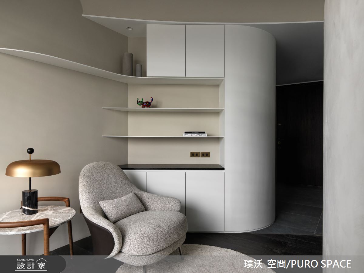 電視牆後方與鞋室側邊的空間,順勢規劃為閱讀休憩區,挹注空間多樣面貌。 電視牆後方與鞋室側邊的空間,順勢規劃為閱讀休憩區,挹注空間多樣面貌。