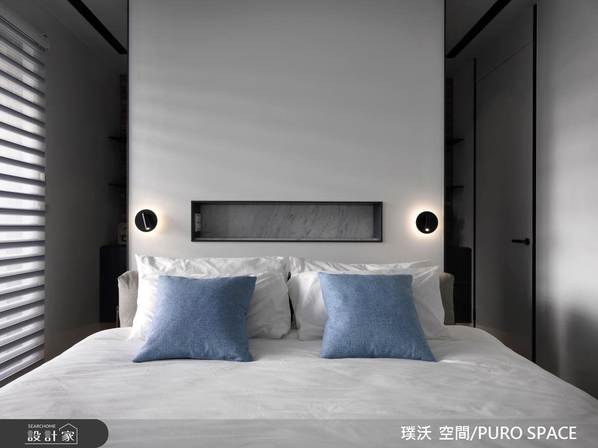 主臥床頭牆規劃展示平檯,便利屋主擺放隨身物品。 主臥床頭牆規劃展示平檯,便利屋主擺放隨身物品。