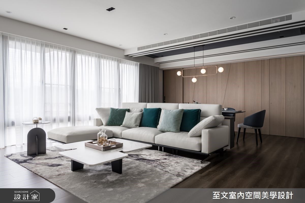 在中古屋翻新的空間裡,設計師擷取屋主喜愛的簡約風,