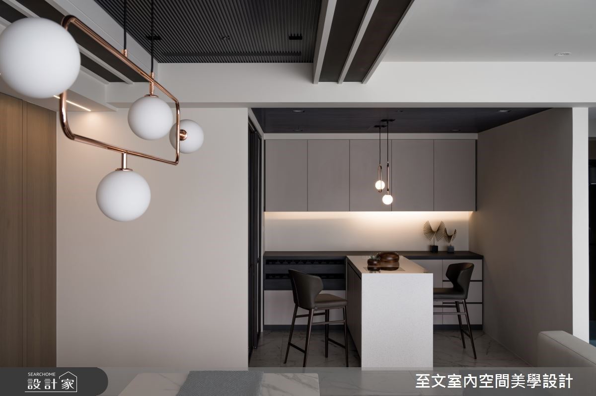在中古屋翻新的空間裡,設計師擷取屋主喜愛的簡約風,