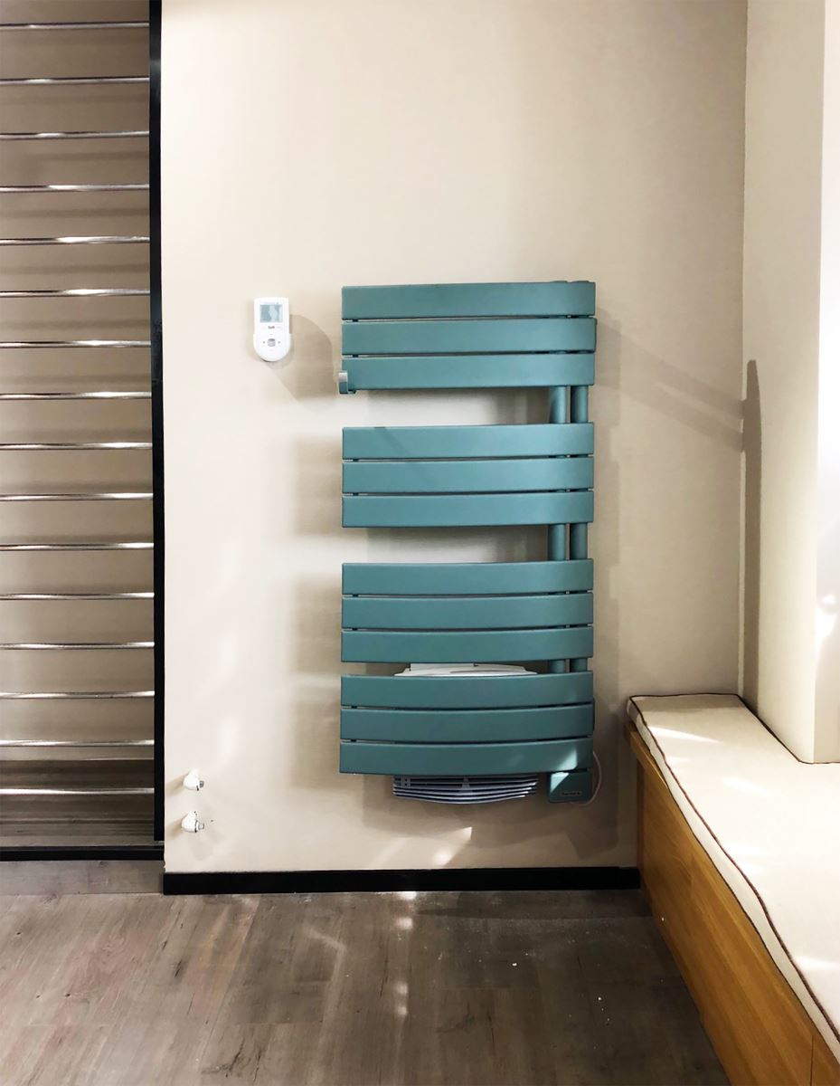 電熱毛巾架能讓透過電熱管除去毛巾浴袍的水份,如同剛烘乾後的毛巾與肌膚接觸後更為舒適,讓使用者透過體感體驗到星級衛浴的好。 電熱毛巾架能讓透過電熱管除去毛巾浴袍的水份,如同剛烘乾後的毛巾與肌膚接觸後更為舒適,讓使用者透過體感體驗到星級衛浴的好。