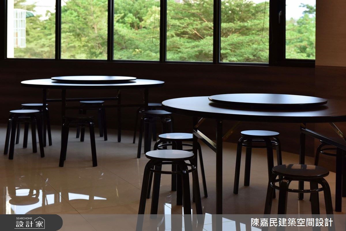 300坪的透天老屋,是一處私人的佛教基金會,設計團隊