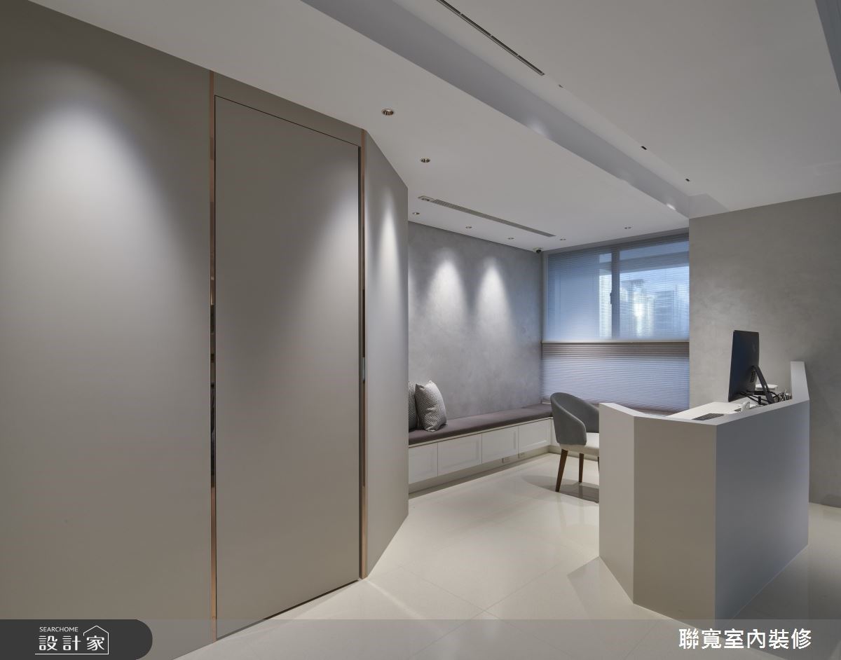 書房也規劃了臥榻,讓女屋主工作時,小孩可以舒服的圍繞屋主、彼此陪伴。 書房也規劃了臥榻,讓女屋主工作時,小孩可以舒服的圍繞屋主、彼此陪伴。