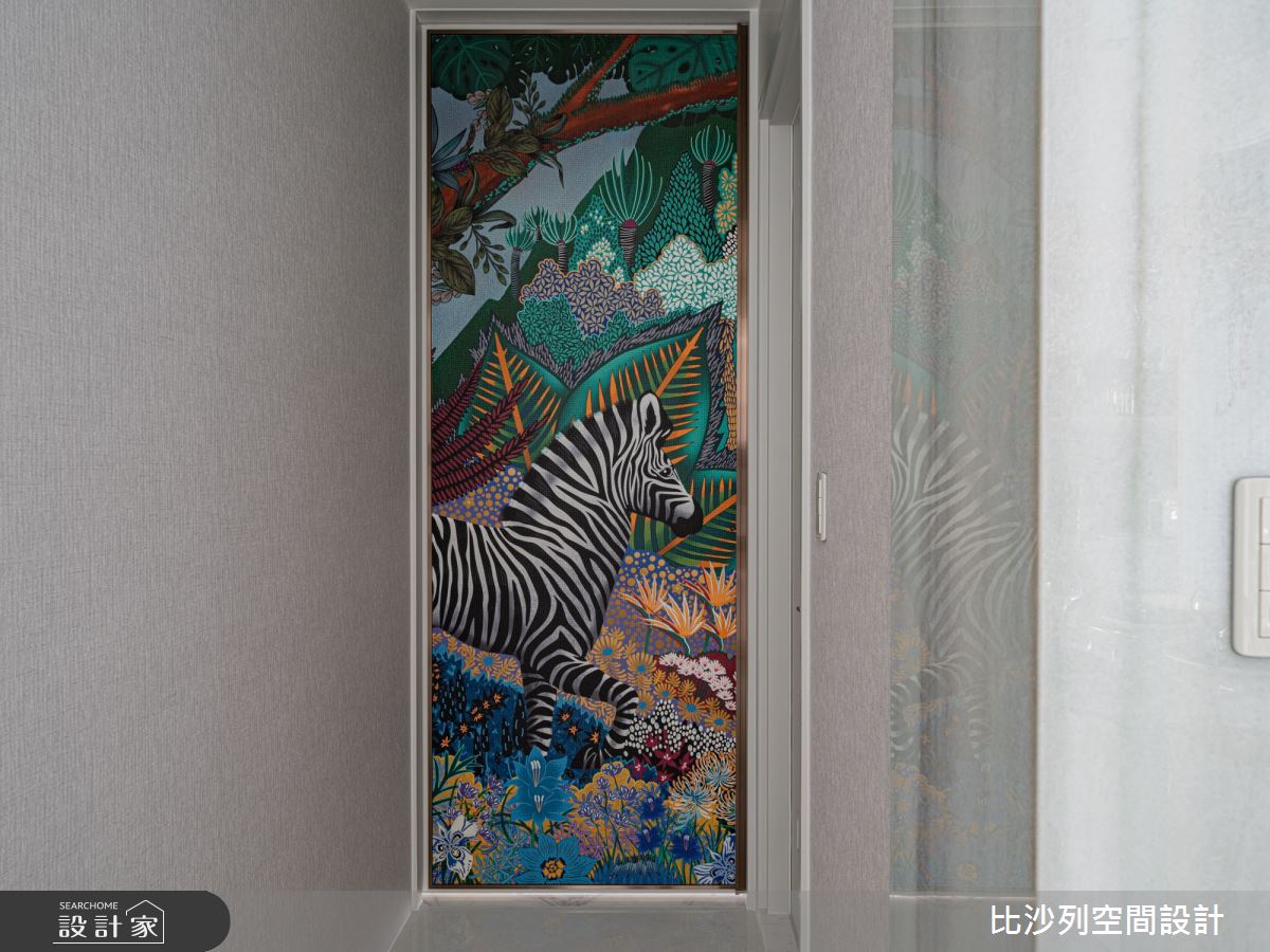 餐廳廊道底端牆面以手繪斑馬,形成一處視覺端景牆。 餐廳廊道底端牆面以手繪斑馬,形成一處視覺端景牆。