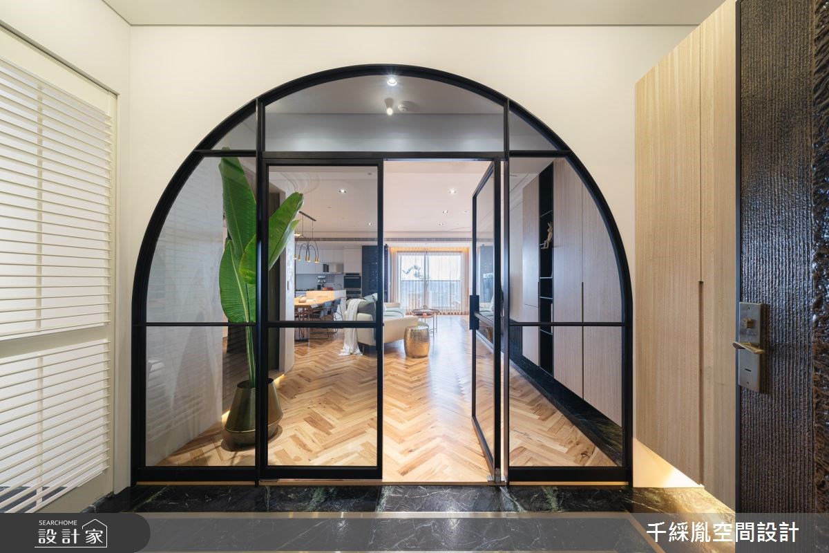 一個人的夢幻生活就在這間32坪混搭風住宅內展開!屋主