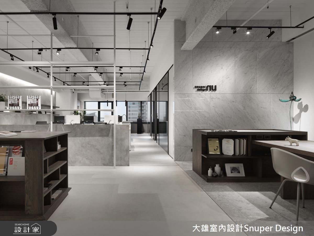 此案為大雄室內設計嶄新工作室,延續前一個空間以裸為