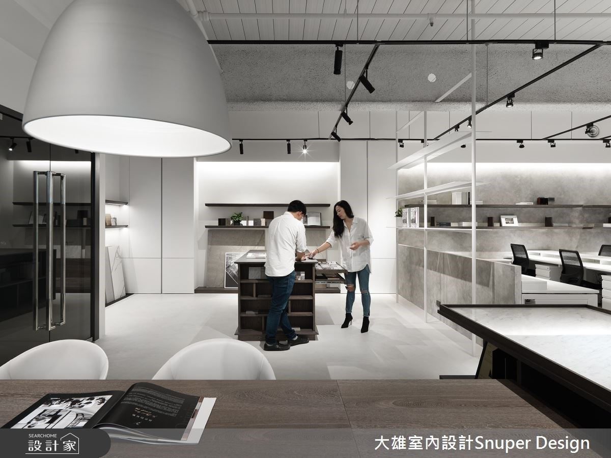 此案為大雄室內設計嶄新工作室,延續前一個空間以裸為