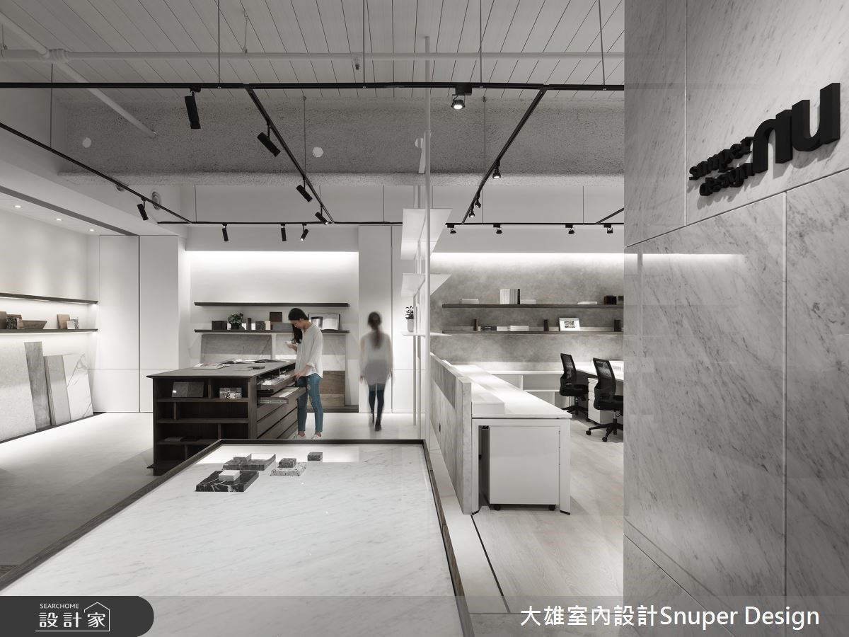 此案為大雄室內設計嶄新工作室,延續前一個空間以裸為