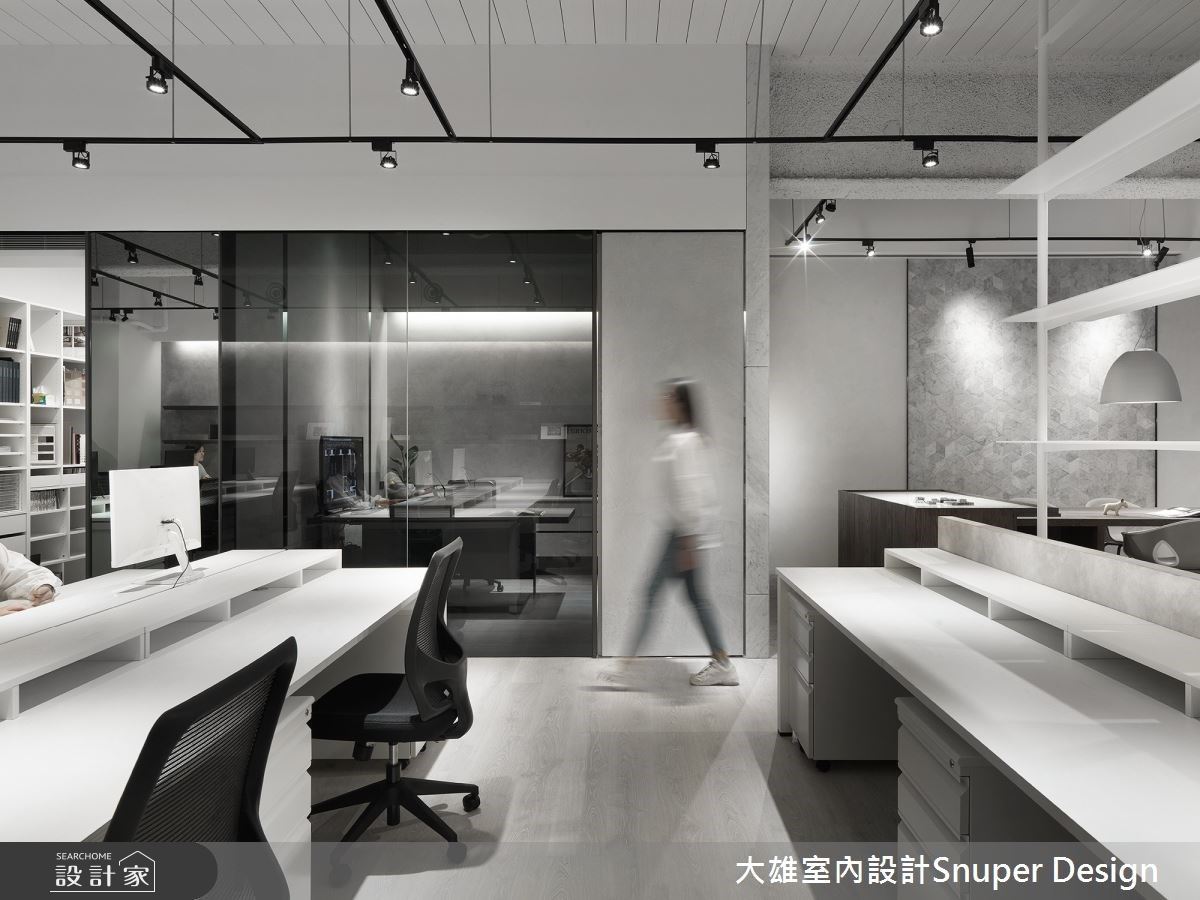 此案為大雄室內設計嶄新工作室,延續前一個空間以裸為