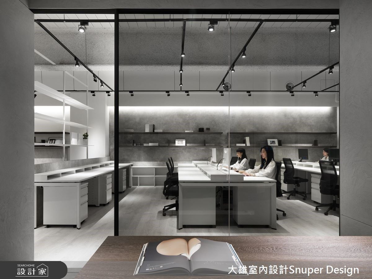 此案為大雄室內設計嶄新工作室,延續前一個空間以裸為