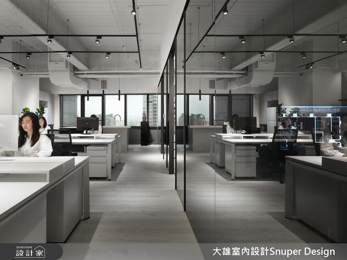 此案為大雄室內設計嶄新工作室,延續前一個空間以裸為