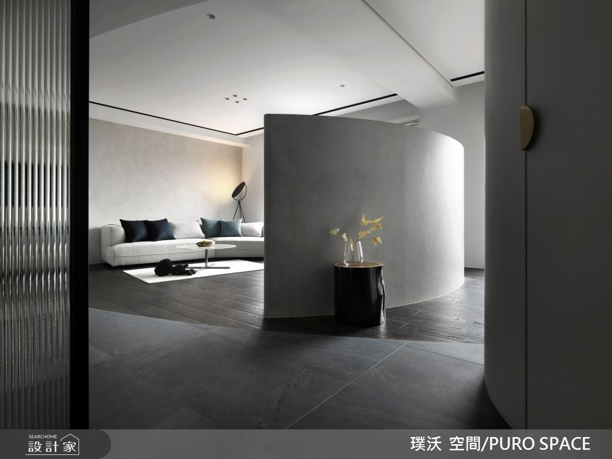 屋主夫妻雙雙投入高壓環境的醫療產業,設計師以黑、灰